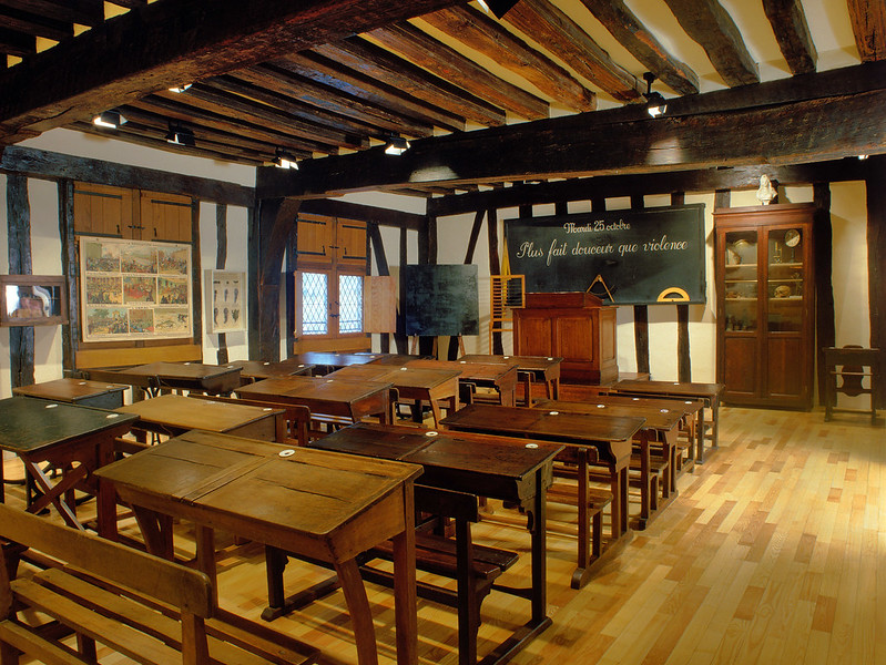 [Nouveauté !] Le <a href="/MuseeEducation/">MUNAÉ</a> propose au public tous les samedis et dimanches à 15h (toute l'année !), une visite de son exposition permanente avec un arrêt sur les bancs d'école dans la fameuse salle de classe ! 
⚠️Gratuit. Sans réservation