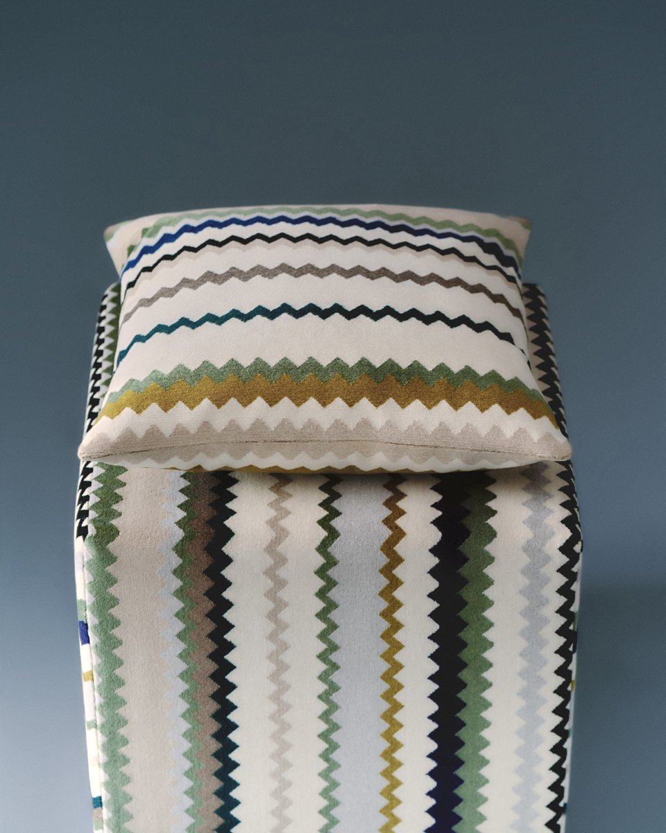 Chromatic hues flow into signature zigzags, extending the home’s visual language outdoors. Discover more: missoni.co/MissoniHomeNew… #MissoniHome #Missoni