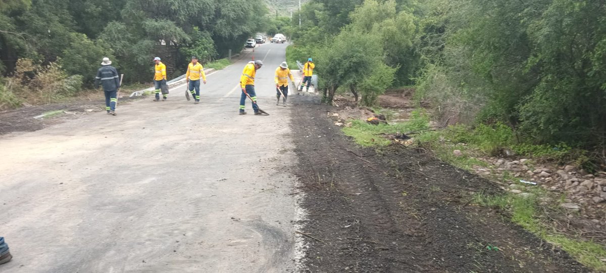 Las brigadas de Conservación de la @CEI_qro realizan labores para seguir reforzando la seguridad vial. 

Aquí, sobre la Carr. Estatal 110 Colón - Tolimán, donde se construyó un pedraplén en el puente de Gudiños.

#Contigo