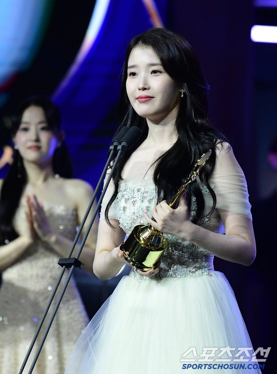 Best Actress Winner IU receiving her highly deserved award for her spectacular role in 'When Life Gives You Tangerines' (폭싹 속았수다)! 🤍

#IU_Bluedragon_BestActress #whenlifegivesyoutangerines
#bluedragonseriesawards2025 #IU #아이유