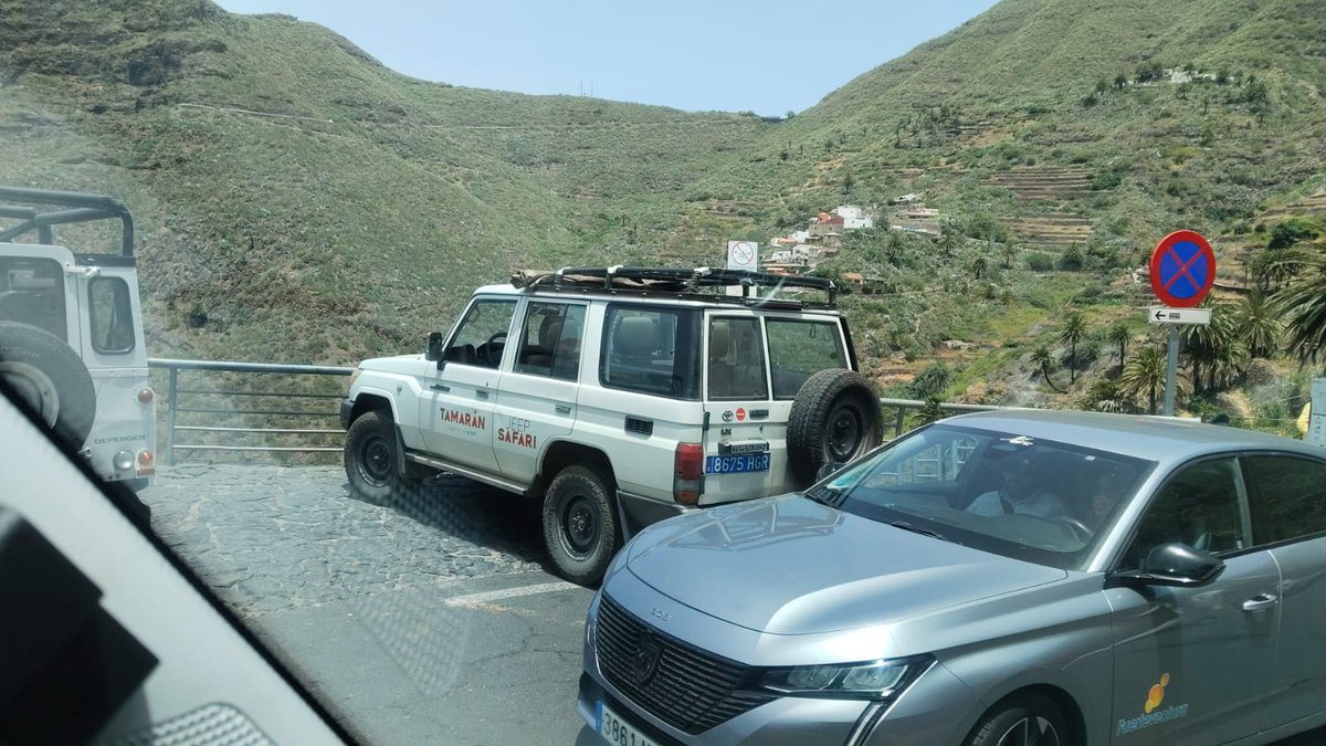 TITSA bloqueada en Masca, los safaris mandan, aparcan en la parada de guaguas y el chófer desesperado bloqueando el tráfico mientras los de los todoterrenos le miran con total indiferencia desde la puerta del bar.... Tenerife, cuna del surrealismo.