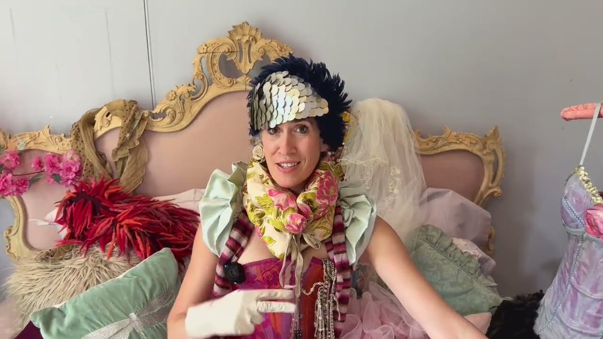 cdmblogs's tweet image. Happy 20th to Imogen Heap’s Speak for Yourself! cdm.link/happy-20th-to-… Let's celebrate with a look back, unwrapping the 2005 CD, and catching up on a lot that's happened since. congrats @imogenheap !