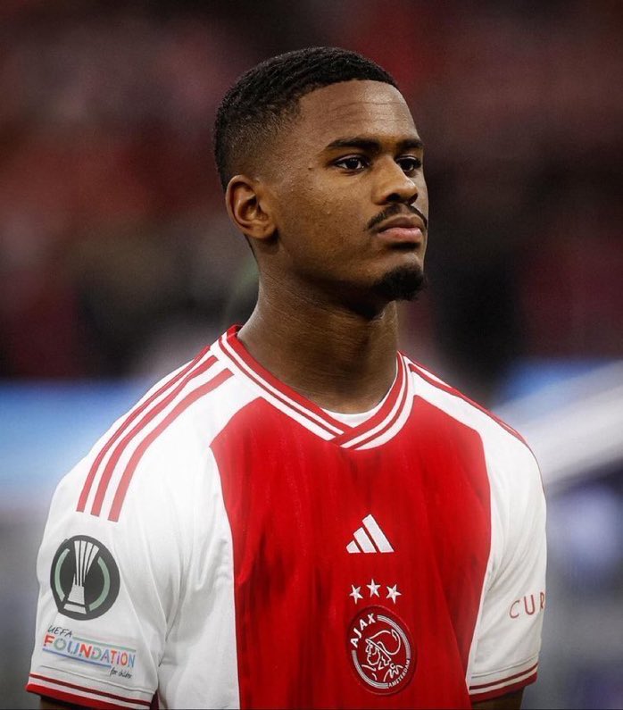 chelsboy10's tweet photo. Jorrel Hato (19) is Ajax’s rising star 💎 A composed CB/LB with elite maturity. He fits Chelsea’s style perfectly—left-footed, versatile, press-resistant, and ideal for buildup play. One for the future. #CFC #Hato #Ajax #DutchTalent https://t.co/LZootJvmOU