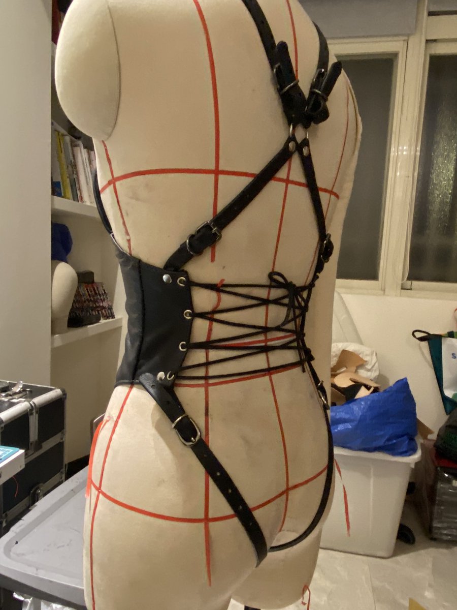 手作紀錄：（未完成等配件中）
<a href="/sixuanmama/">MaMa很忙</a> 不偏心、燒疼疼的新作～～速度做一個適合你又性感好看還托胸擠乳的皮製拘束衣服！
考慮玩樂開下擋、SP、K9穿著正、背面及行動不影響線條視覺兼隨腰身型收緊功能！！