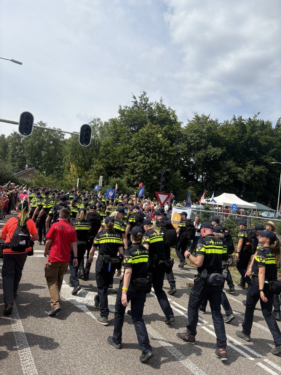 Blijft toch altijd weer een mooi gezicht. Nederlandse en internationale politielopers die gezamenlijk vertrekken vanuit Malden voor het laatste stukje 💙