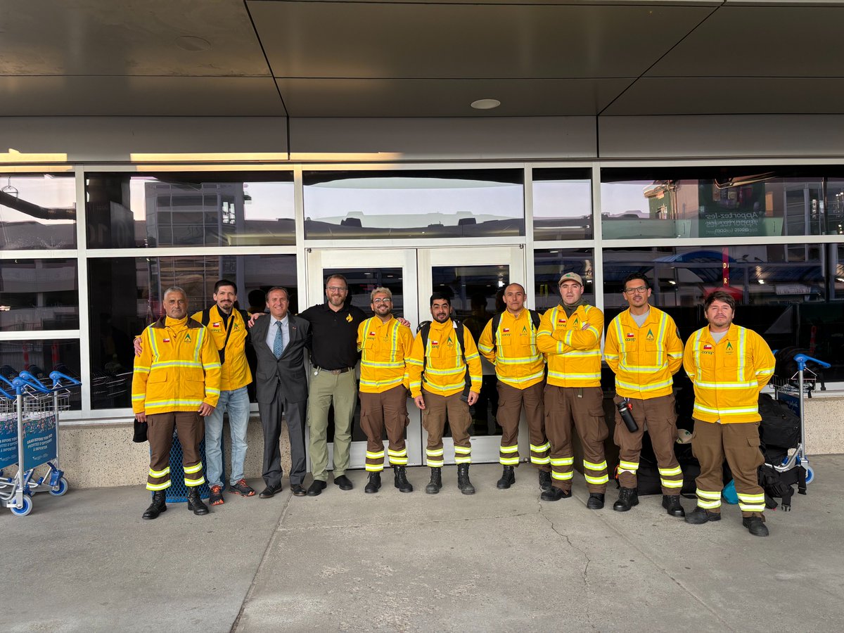 Consulate General of Chile in Vancouver (@cchilevancouver) on Twitter photo 🍁 Acompañamos con orgullo la llegada a #Edmonton de los 62 técnicos-brigadistas <a href="/conaf_minagri/">CONAF - Corporación Nacional Forestal</a> que prestarán su apoyo <a href="/AlbertaWildfire/">Alberta Wildfire</a> en el combate a los incendios forestales que afectan a #Canadá, consolidando el acuerdo <a href="/MinagriCL/">Ministerio de Agricultura de Chile 🇨🇱</a> y <a href="/NRCan/">Natural Resources</a>
#Chile se hace presente ☑️
🇨🇱🤝🇨🇦 🍁 Acompañamos con orgullo la llegada a #Edmonton de los 62 técnicos-brigadistas <a href="/conaf_minagri/">CONAF - Corporación Nacional Forestal</a> que prestarán su apoyo <a href="/AlbertaWildfire/">Alberta Wildfire</a> en el combate a los incendios forestales que afectan a #Canadá, consolidando el acuerdo <a href="/MinagriCL/">Ministerio de Agricultura de Chile 🇨🇱</a> y <a href="/NRCan/">Natural Resources</a>
#Chile se hace presente ☑️
🇨🇱🤝🇨🇦