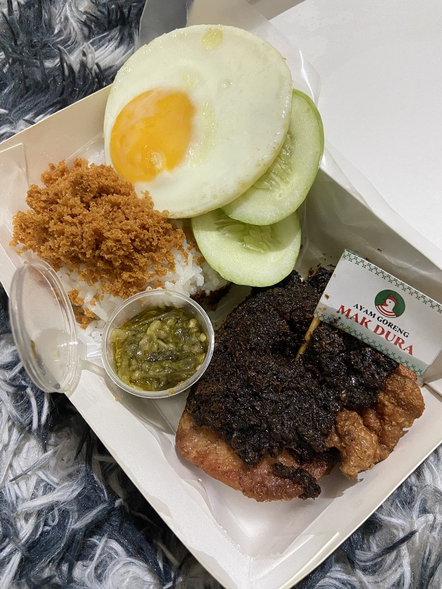 mak-mak apa yang bukan mamamu tapi ngertiin kamu banget? Ya jelas Mak Dura, comfort food sejati!😻🫶🏻

gapernah lupa buat selalu tambah kremesan dan telor ceplok sihhh akuuu!!!😋❤️‍🔥