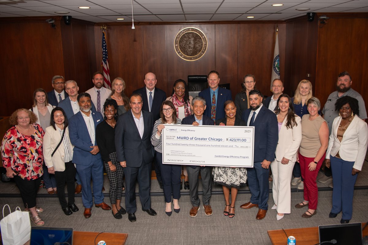 MWRDGC's tweet image. To cut energy use, reduce operational costs & return savings to taxpayers, the MWRD participated in the @ComEd Strategic Energy Management program & in 6 years earned $400K+ in energy efficiency incentives. ComEd Exec. Dir. Gil Quinones presented a ceremonial check July 17