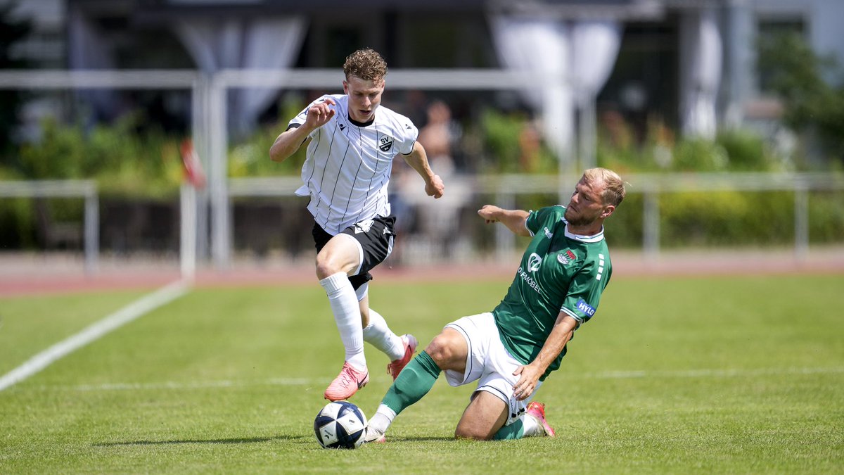 Nach 25 Minuten gehen WIR! mit 1:0 in Führung. Den Ball spielte ein Schweinfurter Abwehrspieler nach Flanke von Ken #Gipson ins eigene Tor! 

#SVSFCS #SVS1916 #WirEchtAnders