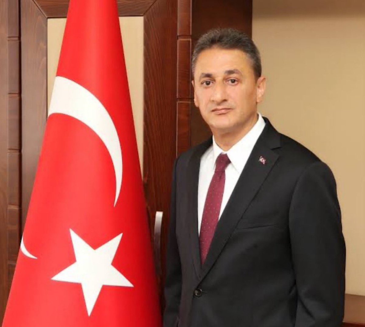 Geçirdiği elim trafik kazası sonrası Hakk’a yürüyen eski Bitlis Valimiz Erol Karaömeroğlu’na Allah’tan rahmet, acılı ailesine ve sevenlerine sabır, kazada yaralanan kıymetli eşine ve evlatlarına şifa diliyorum.

Valimizi zor zamanlardaki gönül birliğiyle, milletimiz ve devletimiz