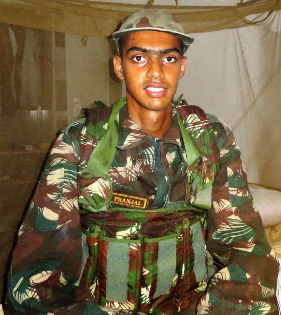 TigerCharlii's tweet image. Would have turned 30 Today!
But he remained 28 Forever...
Captain MV Pranjal
Shaurya Chakra (P)
63 RR / The Corps of Signals
From: Bangalore, Karnataka
He made supreme sacrifice fighting #Pakistan terrorists in Rajouri encounter 2023.
Salute on Birth Anniversary
#IndianArmy 🇮🇳