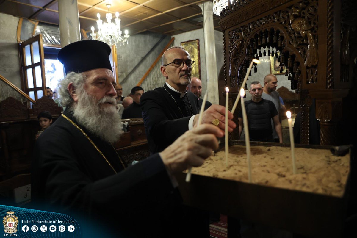 LPJerusalem's tweet image. من ضمن الزيارة التضامنية يقوم أصحاب الغبطة بزيارة المقيمين في الكنائس والمرافق الطبية القريبة والاطمئنان على السكان وتعزيتهم بكلمات الإيمان والرجاء
As part of their solidarity visit, the Patriarchs visit those taking refuge in churches and nearby medical facilities, offering…