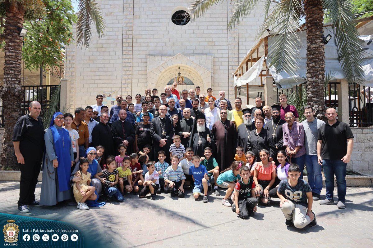 LPJerusalem's tweet image. من ضمن الزيارة التضامنية يقوم أصحاب الغبطة بزيارة المقيمين في الكنائس والمرافق الطبية القريبة والاطمئنان على السكان وتعزيتهم بكلمات الإيمان والرجاء
As part of their solidarity visit, the Patriarchs visit those taking refuge in churches and nearby medical facilities, offering…