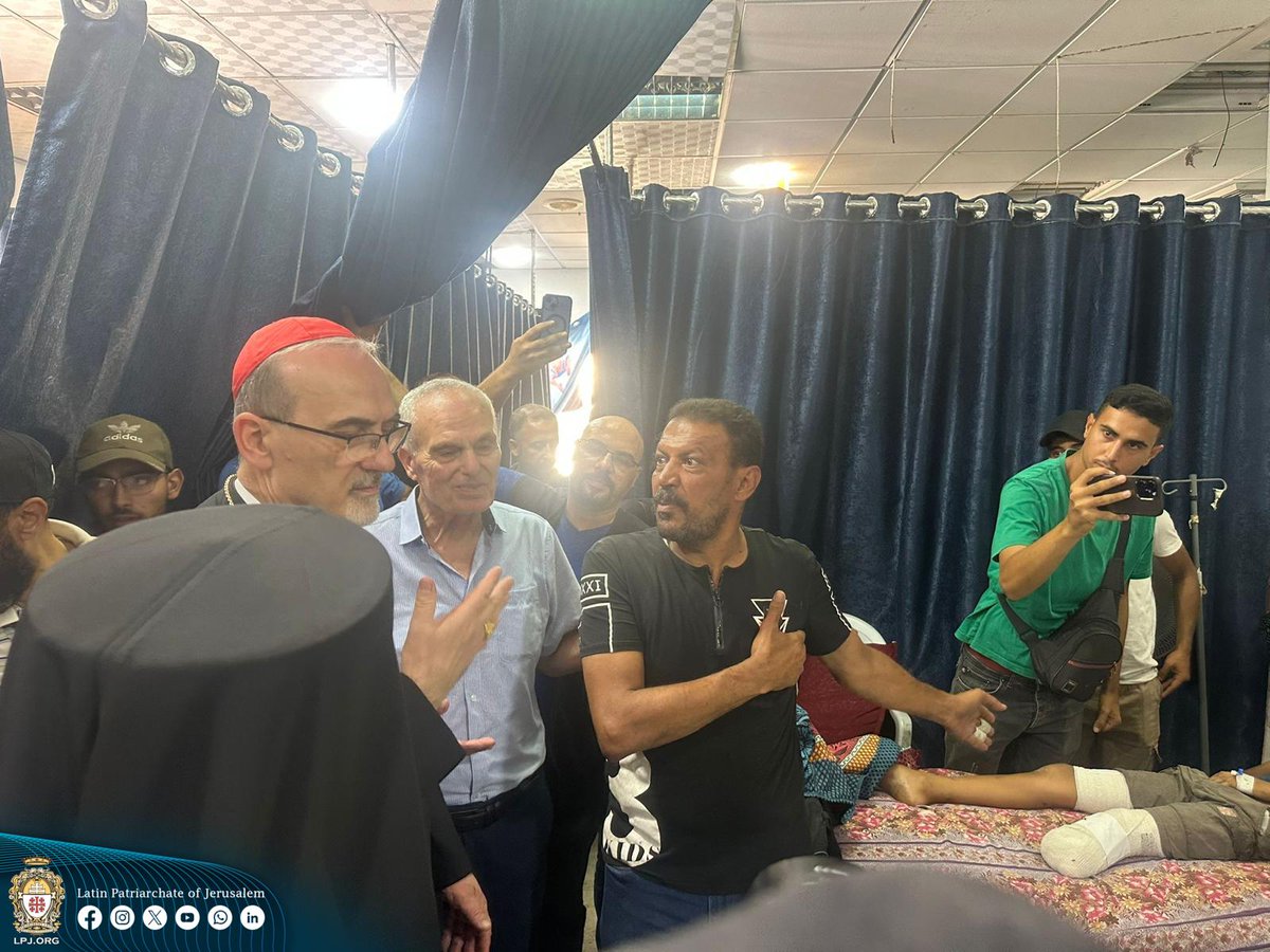 LPJerusalem's tweet image. من ضمن الزيارة التضامنية يقوم أصحاب الغبطة بزيارة المقيمين في الكنائس والمرافق الطبية القريبة والاطمئنان على السكان وتعزيتهم بكلمات الإيمان والرجاء
As part of their solidarity visit, the Patriarchs visit those taking refuge in churches and nearby medical facilities, offering…