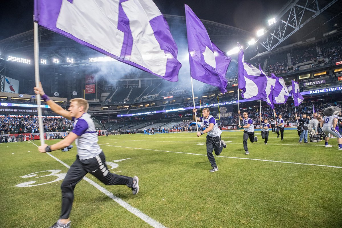 andyjshultz's tweet image. Only 23 Fridays before @RateBowl returns to @ChaseField on Fri., Dec. 26 with a 2:30 pm MT kickoff!
Flashback 2017: @KStateFB takes the field. The Wildcats rallied from 10 points down at half to defeat UCLA 35-17.
Photo: Fiesta Sports Foundation. @BowlSeason @Big12Conference