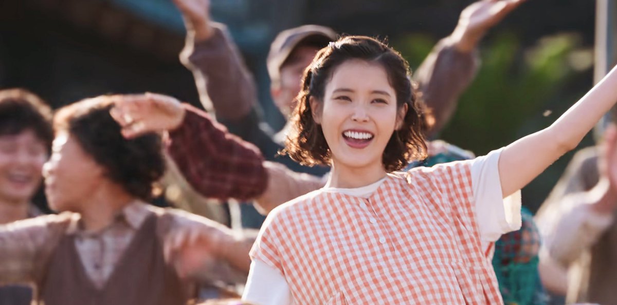 wallfIowerxx's tweet photo. PARK BOGUM AND IU i'm crying real tears

#WhenLifeGivesYouTangerines 
#BlueDragonSeriesAwards2025 https://t.co/DpMmKA6cur