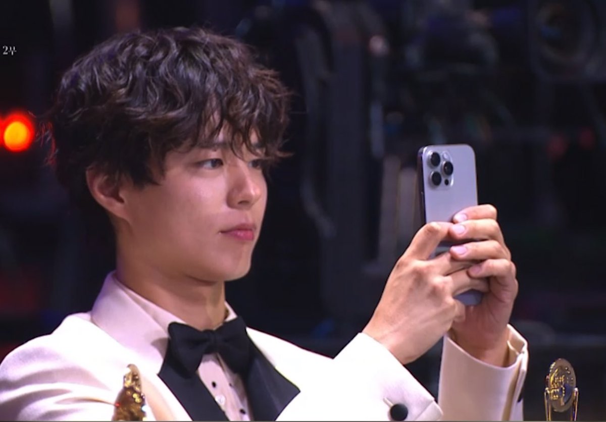 wallfIowerxx's tweet photo. PARK BOGUM AND IU i'm crying real tears

#WhenLifeGivesYouTangerines 
#BlueDragonSeriesAwards2025 https://t.co/DpMmKA6cur