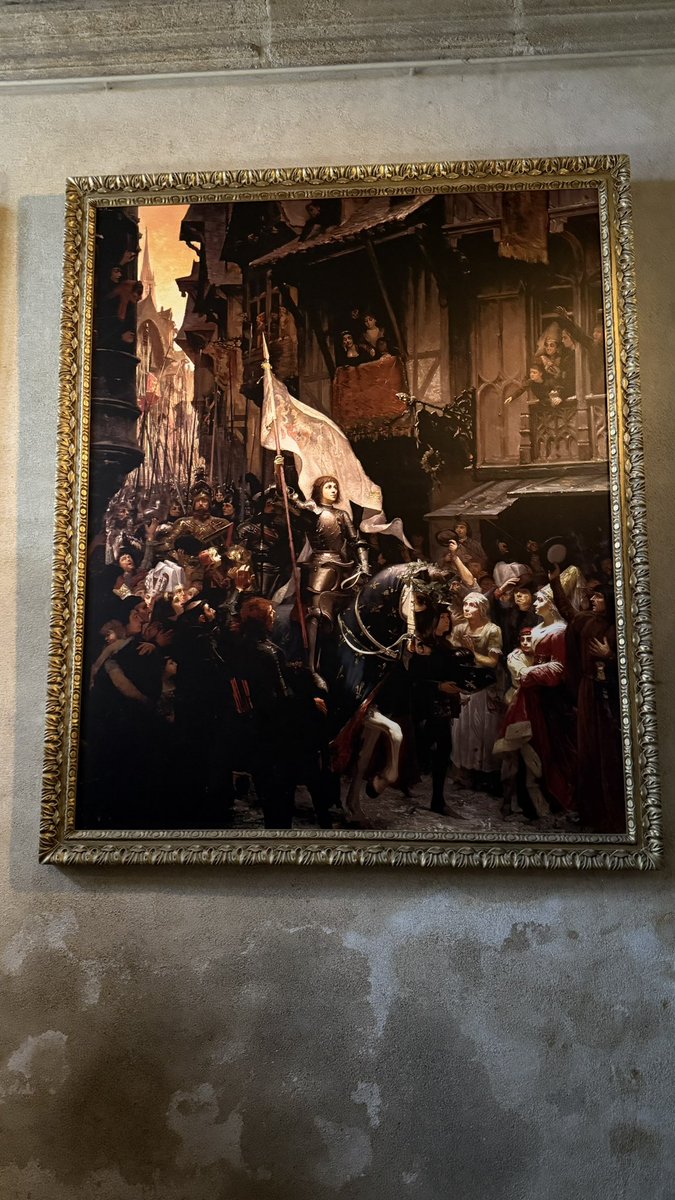 JordanFlrtn's tweet image. Il est si petit, et pourtant c’est nous qui sentons si petits face à lui. L’anneau de Jeanne d’Arc. Quelle chance nous avons que de pouvoir l’approcher au Puy du Fou. Je vous partage l’appel à dons du Parc pour l’édification d’une chapelle-reliquaire dédiée 👇