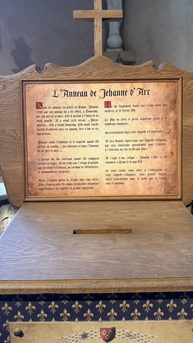 JordanFlrtn's tweet image. Il est si petit, et pourtant c’est nous qui sentons si petits face à lui. L’anneau de Jeanne d’Arc. Quelle chance nous avons que de pouvoir l’approcher au Puy du Fou. Je vous partage l’appel à dons du Parc pour l’édification d’une chapelle-reliquaire dédiée 👇