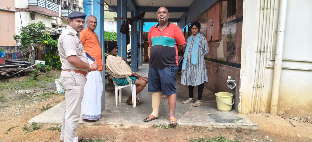 #ಮನೆಮನೆಗೆಪೊಲೀಸ್ ಕಾರ್ಯಕ್ರಮದ ನಿಮಿತ್ತ ಎಲೆಕ್ಟ್ರಾನಿಕ್ ಸಿಟಿ ಪೊಲೀಸ್ ಠಾಣೆಯ ಅಧಿಕಾರಿ ಮತ್ತು ಸಿಬ್ಬಂದಿಯವರಗಳು ಬೀಟ್ ವಾರು ಮನೆ ಮನೆಗೆ ತೆರಳಿ ಸಾರ್ವಜನಿಕರ ಕುಂದು ಕೊರತೆಗಳನ್ನು ಆಲಿಸಲಾಯಿತು.
