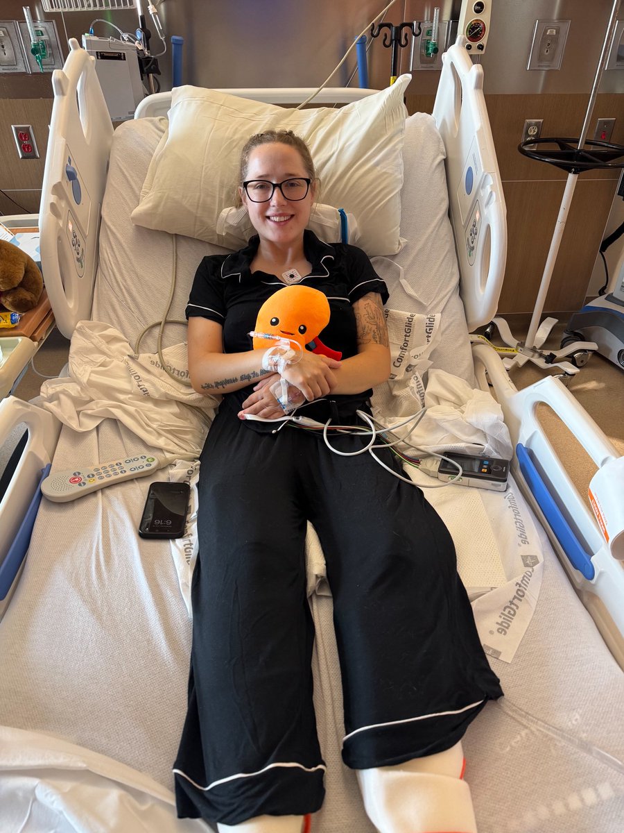 annalee__marie's tweet image. kidney donation surgery complete, recipient surgery a success, rang the dang bell, and now we wait for mama’s turn 🫶🏻