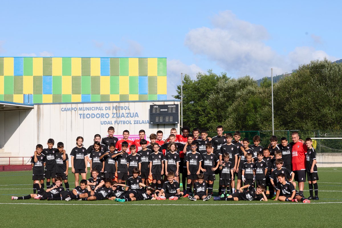 ermua_cd's tweet image. 🔴 GOAZEN! 🔴 ❤️🔥
Ez da hitz hutsa… bizipena da:
💥 ilusioa, ahalegina, laguntasuna, futbola, familia 💥
Ez da agur bat, baizik eta:
"Ez negar egin amaitu delako, irribarre egin gertatu delako."
Eskerrik asko bizitako momentu bakoitzeko.
Hurrengora arte! 🔴