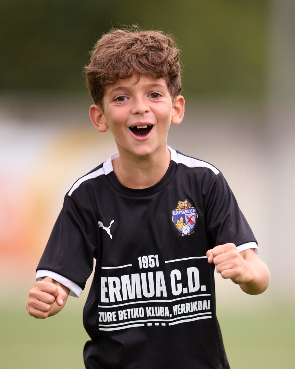 ermua_cd's tweet image. 🔴 GOAZEN! 🔴 ❤️🔥
Ez da hitz hutsa… bizipena da:
💥 ilusioa, ahalegina, laguntasuna, futbola, familia 💥
Ez da agur bat, baizik eta:
"Ez negar egin amaitu delako, irribarre egin gertatu delako."
Eskerrik asko bizitako momentu bakoitzeko.
Hurrengora arte! 🔴