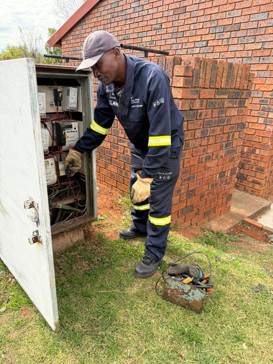 CrumRegionB's tweet image. In honour of #MandelaDay, we joined hands with @JoburgParksZoo &amp;amp; @CityPowerJhb to serve the residents of Eufees Old Age Home. From substation maintenance to grass cutting &amp;amp; tree pruning; all in the spirit of dignity &amp;amp; care @CityofJoburgZA @CRUM_CoJ