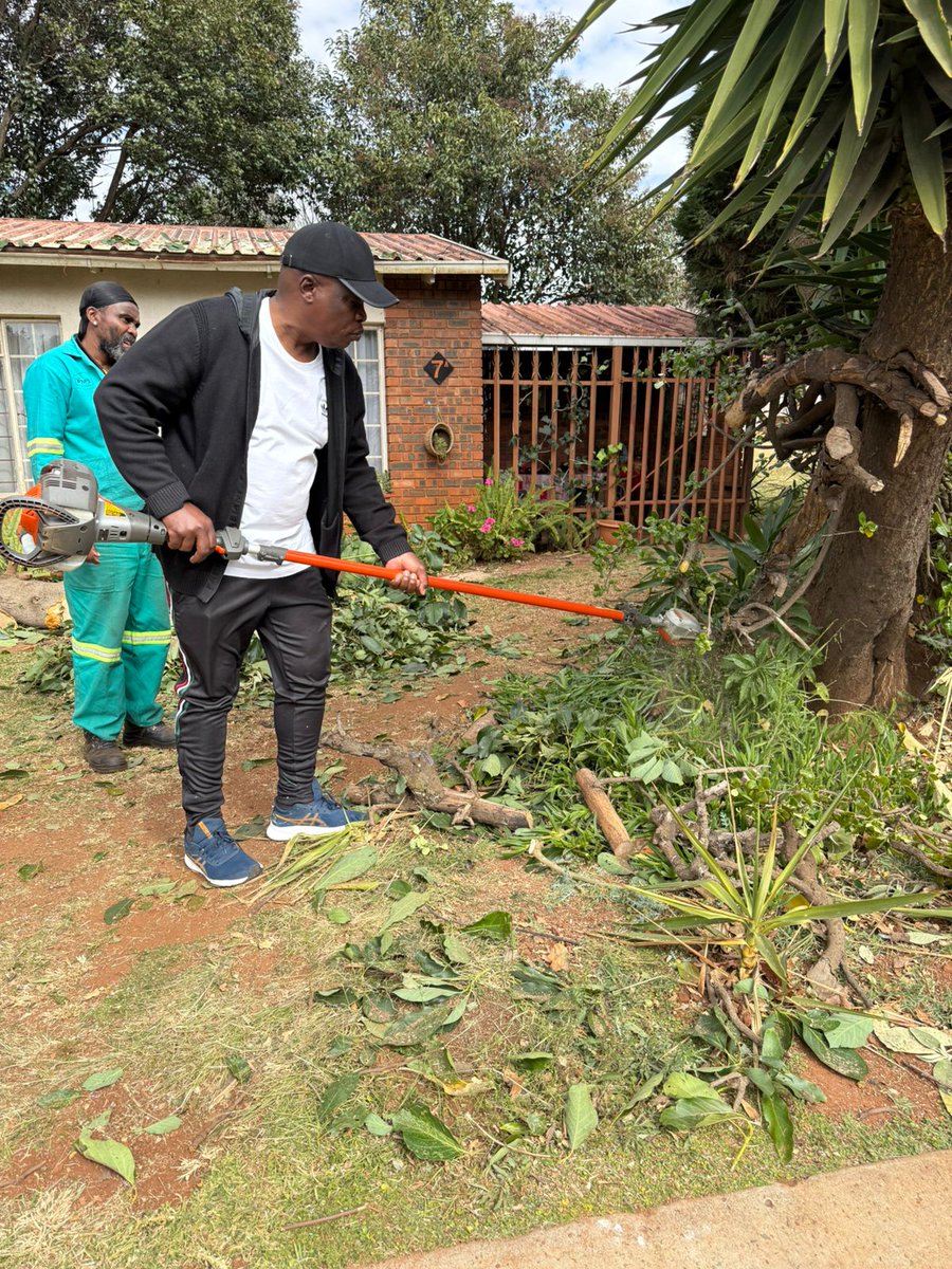 CrumRegionB's tweet image. In honour of #MandelaDay, we joined hands with @JoburgParksZoo &amp;amp; @CityPowerJhb to serve the residents of Eufees Old Age Home. From substation maintenance to grass cutting &amp;amp; tree pruning; all in the spirit of dignity &amp;amp; care @CityofJoburgZA @CRUM_CoJ