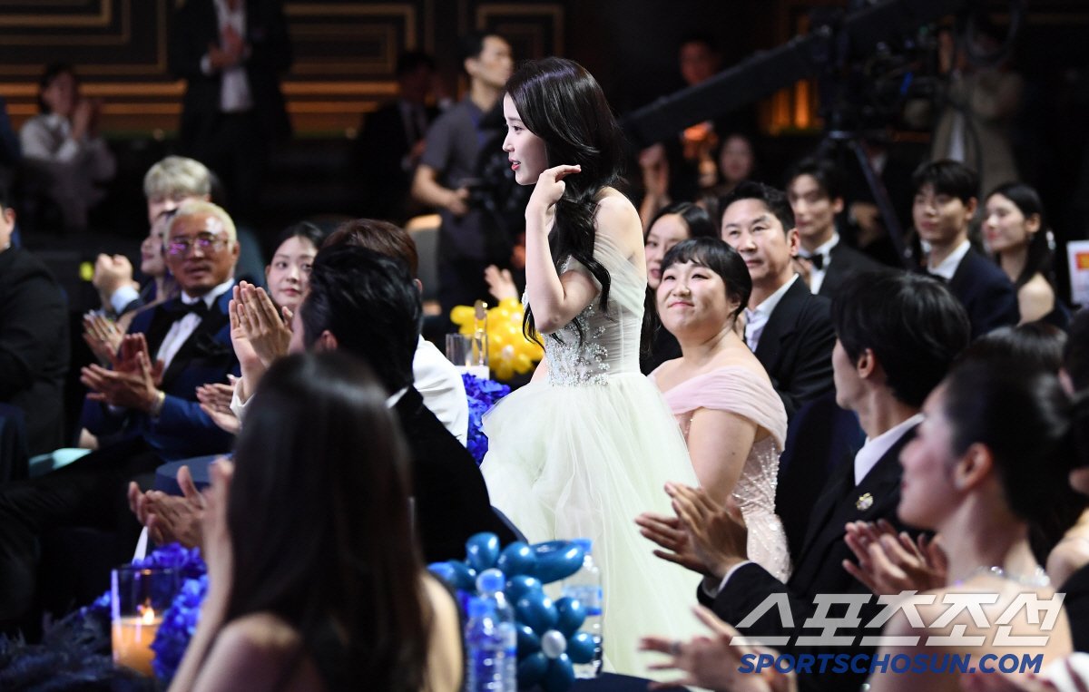 IU_SunA's tweet photo. 수상소식 듣자마자 뿌엥하다가 폭싹 가좍들과 여러분들의 축하받고 활짝웃는 강강쥐 넘 기여버.... https://t.co/XUQUFe0IzQ