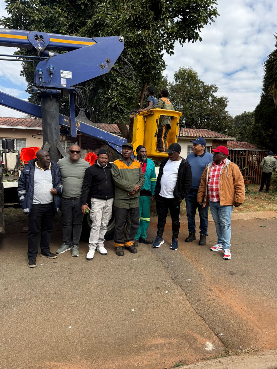 CrumRegionB's tweet image. In honour of #MandelaDay, we joined hands with @JoburgParksZoo &amp;amp; @CityPowerJhb to serve the residents of Eufees Old Age Home. From substation maintenance to grass cutting &amp;amp; tree pruning; all in the spirit of dignity &amp;amp; care @CityofJoburgZA @CRUM_CoJ