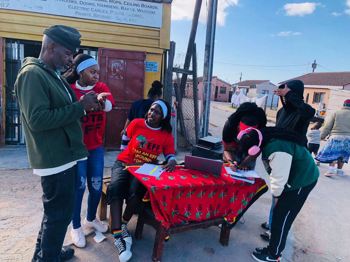 EFFYouthWC's tweet image. ♦️In Pictures ♦️
EFF Youth Command Western Cape Provincial Youth Interim Leadership Core Member, Fighter Nthateng Zeka along with Subregion Youth Interim Leadership Core Members are currently canvassing community members at Ward 9,Saldanha.
#EFFTurns12