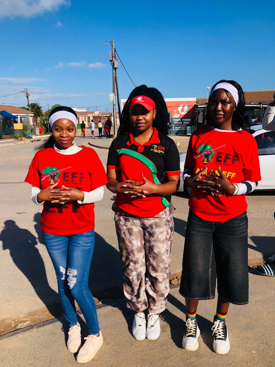 EFFYouthWC's tweet image. ♦️In Pictures ♦️
EFF Youth Command Western Cape Provincial Youth Interim Leadership Core Member, Fighter Nthateng Zeka along with Subregion Youth Interim Leadership Core Members are currently canvassing community members at Ward 9,Saldanha.
#EFFTurns12