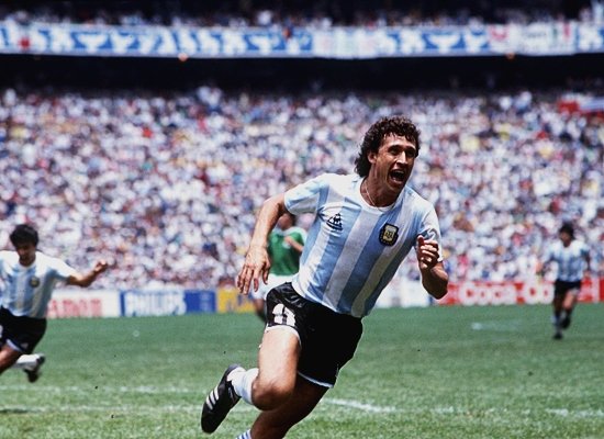 NicoFernandezBB's tweet image. 📅 Las #efemérides del 18/7 👇

🇦🇷 #Valdano debutó en la Selección
🎩 #Labruna hizo debutar en #River a su hijo
⚡️ Cruce entre Román y Diego
🔙 Regreso de @__CarlitosTevez a #Boca
👏 ¡Golazo de @Jocalleri de rabona!
🔥 Póker de @Fercaveoficial

🔎 Mirá: bit.ly/3hEmh5p