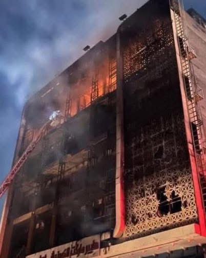 الحريق لابفعل فاعل ولا هم يحزنون بطلو من هاي الفتن والاكاذيب والبعض للاسف يطرب على الفوضى والخراب كل ما بالامر عدم اتباع اجراءات السلامة بشكل صحيح وضعف الرقابة وكثرة الفاسدين