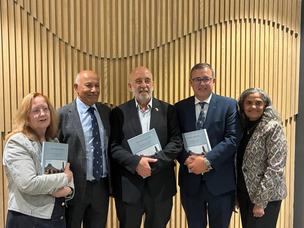 IrlAmbRSA's tweet image. Delighted to officially launch the 5th volume in the SA-Irish Studies series by @UKZN and @ucddublin in Durban on Wednesday. Driven by the indomitable Prof McCracken and also ISAA Durban. Thanks also to CB Governor Makhlouf for attending due to @g20org business. #irishabroad