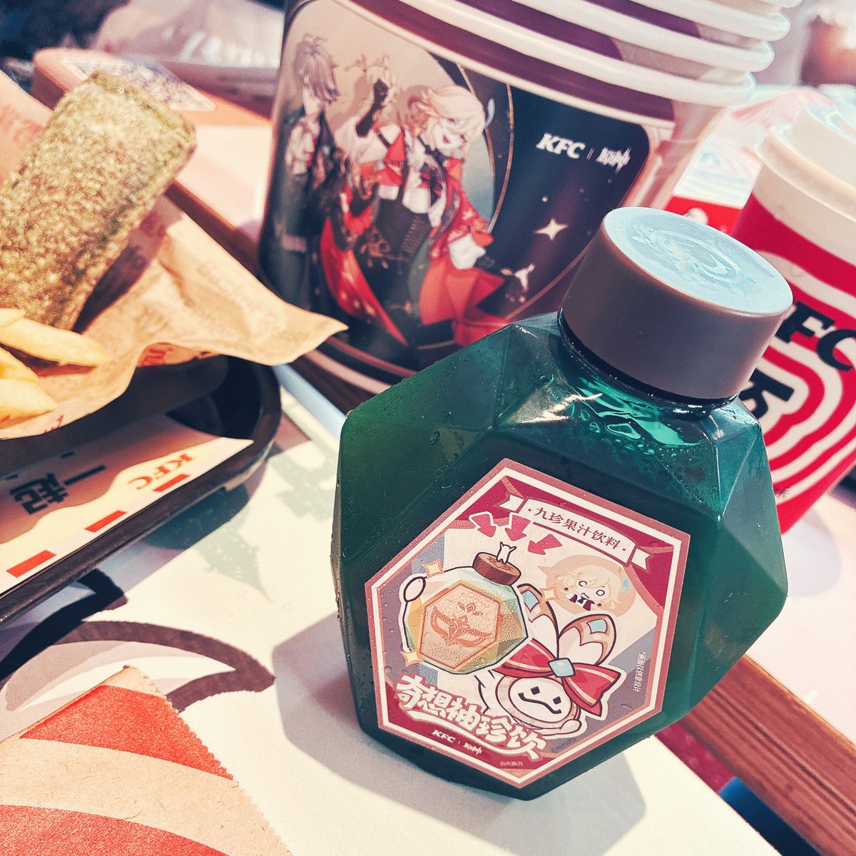 boooo_sa2's tweet image. 現地のKFCコラボを楽しんできた！ドリンクが専用の入れ物で驚いた…すごすぎる、リゾート地を楽しむ🏝️