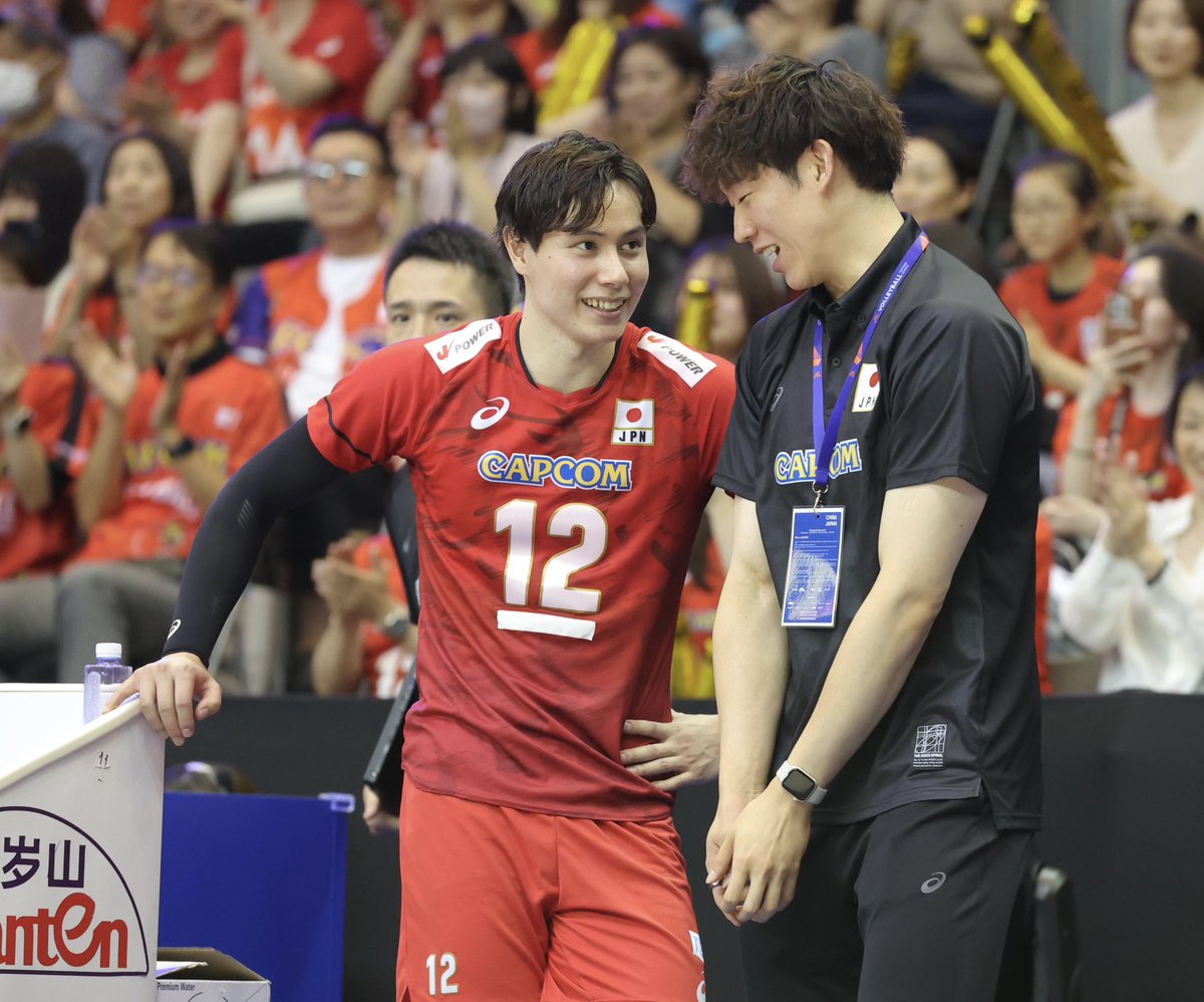 miyazaki_hochi's tweet photo. 試合後の２人😊

#髙橋藍 #石川祐希 
#VNL2025 https://t.co/gGPmxYWArM