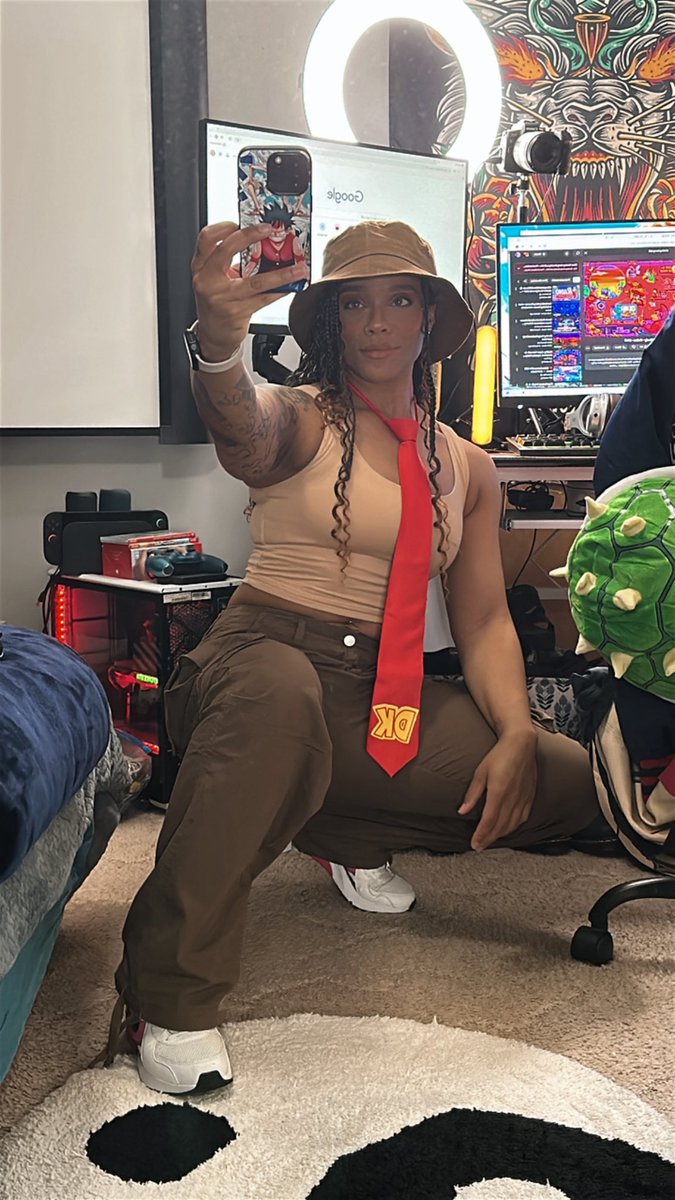 alicewolvess's tweet image. If anyone cares, here is the full version of my Donkey Kong inspired casual cosplay fit.
I didnβt have brown shoes to match everything, so I had to improvise π«Άπ½π