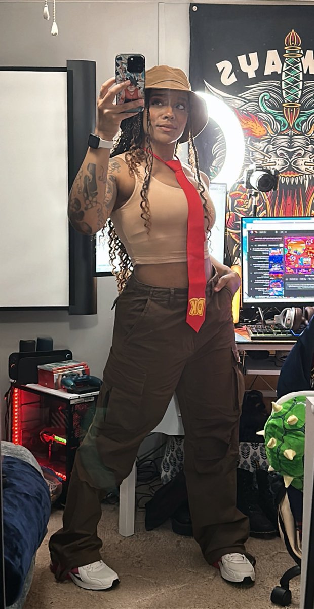 alicewolvess's tweet image. If anyone cares, here is the full version of my Donkey Kong inspired casual cosplay fit.
I didnβt have brown shoes to match everything, so I had to improvise π«Άπ½π