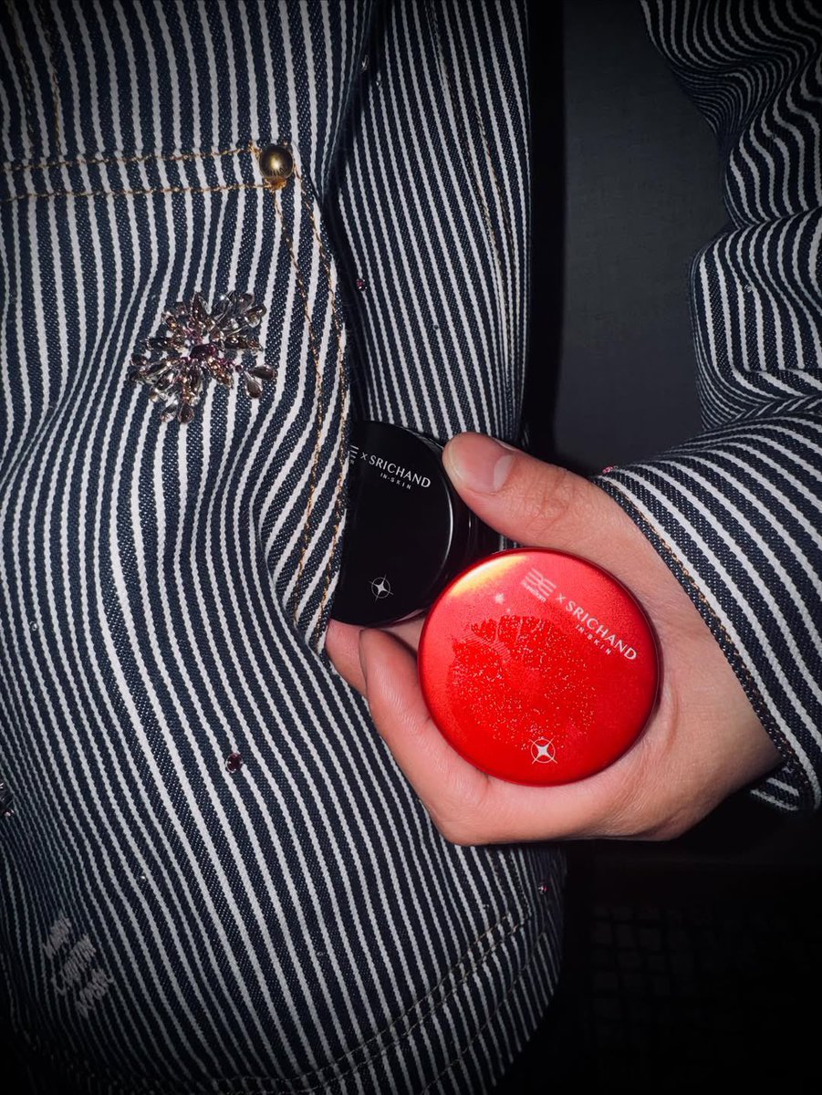 ของมันต้องมีนะคะ ลิปบาล์มแบมแบม
ใช้แล้วริมฝีปากฉ่ำอมชมพูนุ่มฟูแบบลูกมี๊ค่ะ 

#SRICHANDXBamBam
#BamBamLeftYouAKiss 
#ลิปบาล์มแบมแบม 
#BamBam #뱀뱀 <a href="/BamBam1A/">BamBam</a>