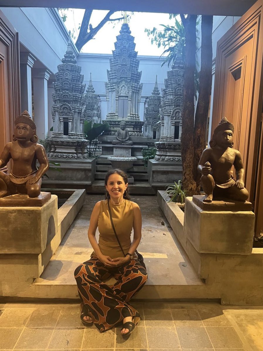 AleidaAzamarA's tweet image. 🛫 En el reino de #Camboya llegamos a Siem Reap, un lugar encantador que se siente como uno estuviera en otra época. Visitamos los templos de Roluos, también dimos un paseo en carro de bueyes, entre campos y caminos que aún conservan su pulso rural.