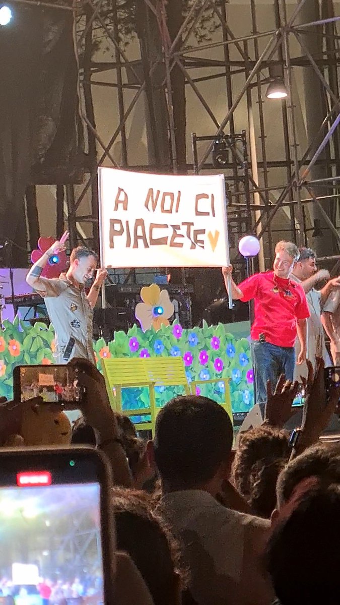 flickergiusy's tweet photo. Il concerto di Alfa di ieri è stato veramente uno dei concerti più belli a cui ho partecipato, lui oltre ad essere un artista incredibile è anche un ragazzo simpatico e intelligente. Sono felice che abbia scelto la musica all'università💛 https://t.co/BofcvLgbNB