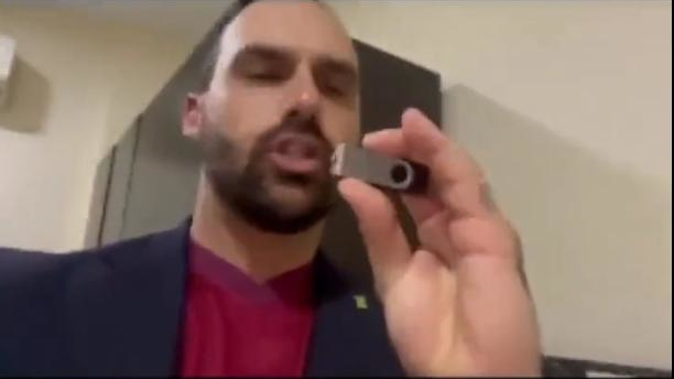 DeliranteAgain's tweet image. Será que é esse pendrive que encontraram no banheiro do Bolsonaro?
