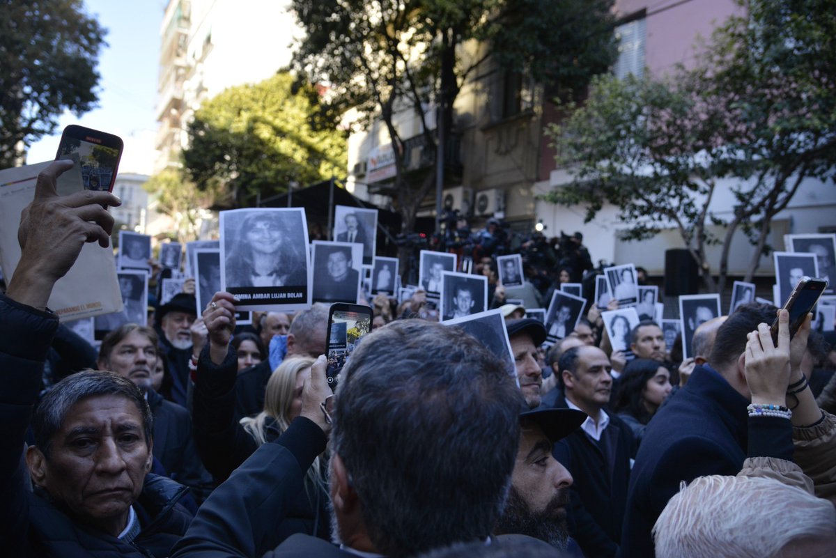 PatoBullrich's tweet image. 31 años sin justicia.
Hoy, con la Ley de Juicio en Ausencia que logramos aprobar, la verdad empieza a abrirse camino.
Por las 85 víctimas. Por la Argentina.