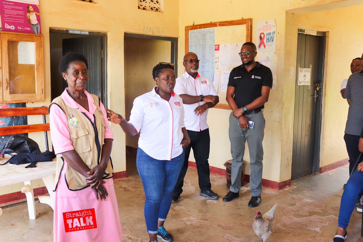 STFUganda's tweet image. Happening Now: Standard Chartered Bank, in partnership with STF, engages youth from Kitanda Youth Union at Ttikkalu Health Center III, Wakiso District, in a financial literacy session.
The training focuses on budgeting, saving, and financial planning to empower youth with…
