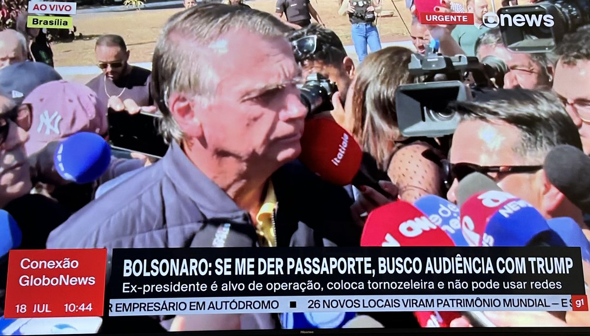 fabiofelixdf's tweet image. ‼️ AGORA! Bolsonaro admite a jornalistas que se tiver o passaporte liberado, vai procurar o presidente Donald Trump. Alguém ainda tem dúvida de que ele planejava fugir? #BolsonaroNaCadeiaJá #bolsonaropreso