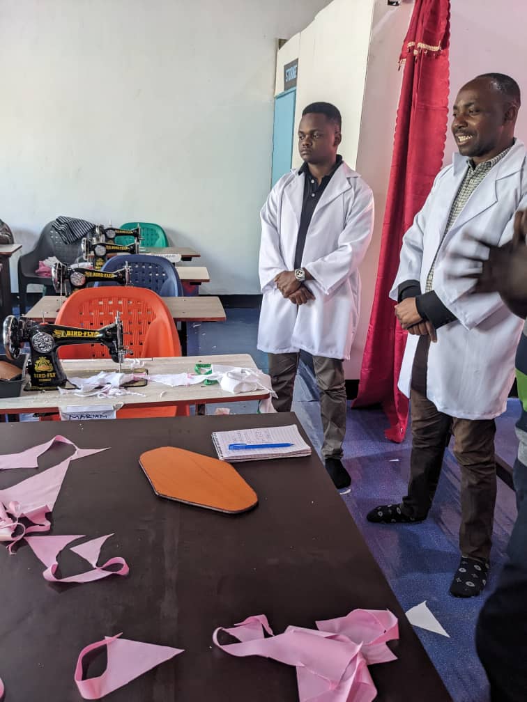 Mhand. Francis Stewart na Ofisa Msimamizi Fedha Gabriel Chami SIDO MBEYA IMETEMBELEA KIWANDA CHA UZALISHAJI WA TAULO ZA KIKE KATIKA WILAYA KYELA . MRADI HUU WA KUZALISHA TAULO ZA KIKE UNAFADHILIWA NA SHIRIKA LA COCO FOR SCHOOL WENYE LENGO LA KUWASAIDIA WATOTO WA KIKE KUJIAJIRI.