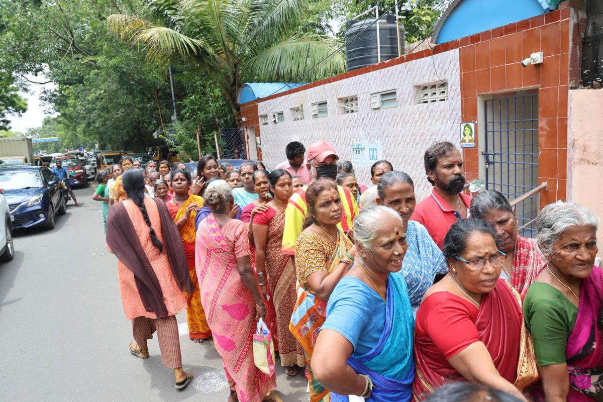 ஆடி வெள்ளி திருநாளை முன்னிட்டு இன்று 171 வது வார்டில் உள்ள நாராயணசாமி தோட்டம் அம்மன் கோவிலில் பகுதி செயலாளர் முரளி தலைமையில் பக்தர்களுக்கு புடவை புடவைகள் வழங்கினோம்.
<a href="/arivalayam/">DMK</a>