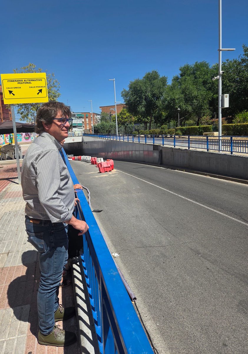 JavierAyalaO's tweet image. Visitando las obras del paso subterráneo de la calle Móstoles.
Unos trabajos que han comenzado esta semana y que mejorarán la accesibilidad y movilidad peatonal en esta zona de nuestra ciudad ampliando la acera bajo las vías del tren a 3 metros de ancho.
También se mejorará la…
